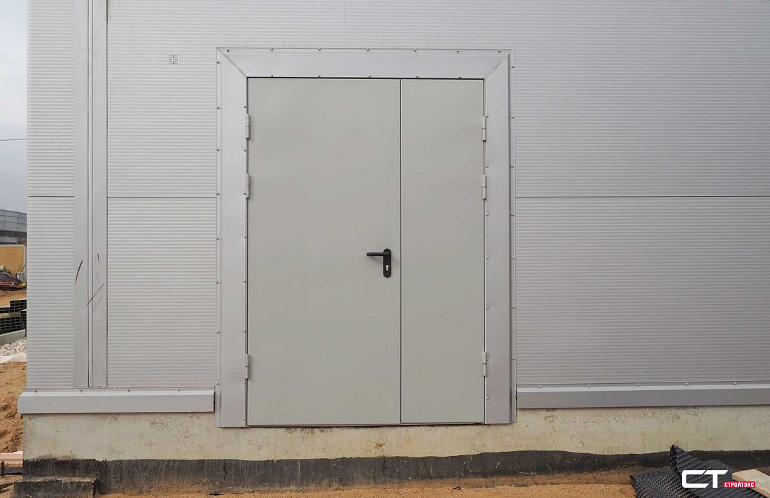 Дверь двупольная металлическая с накладкой из нержавеющей стали и остеклением D300 Дверь двупольная металлическая с накладкой из нержавеющей стали и остеклением D300